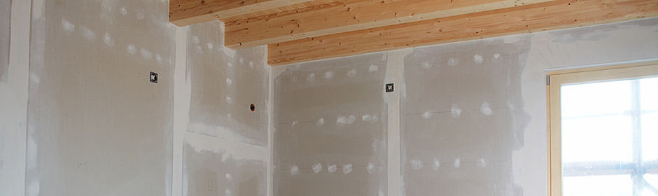 Trockenbau – Eine Alternative zu Nassputz und massiv gemauerten Wänden stellt der Ausbau mit Gipskartonplatten dar.
